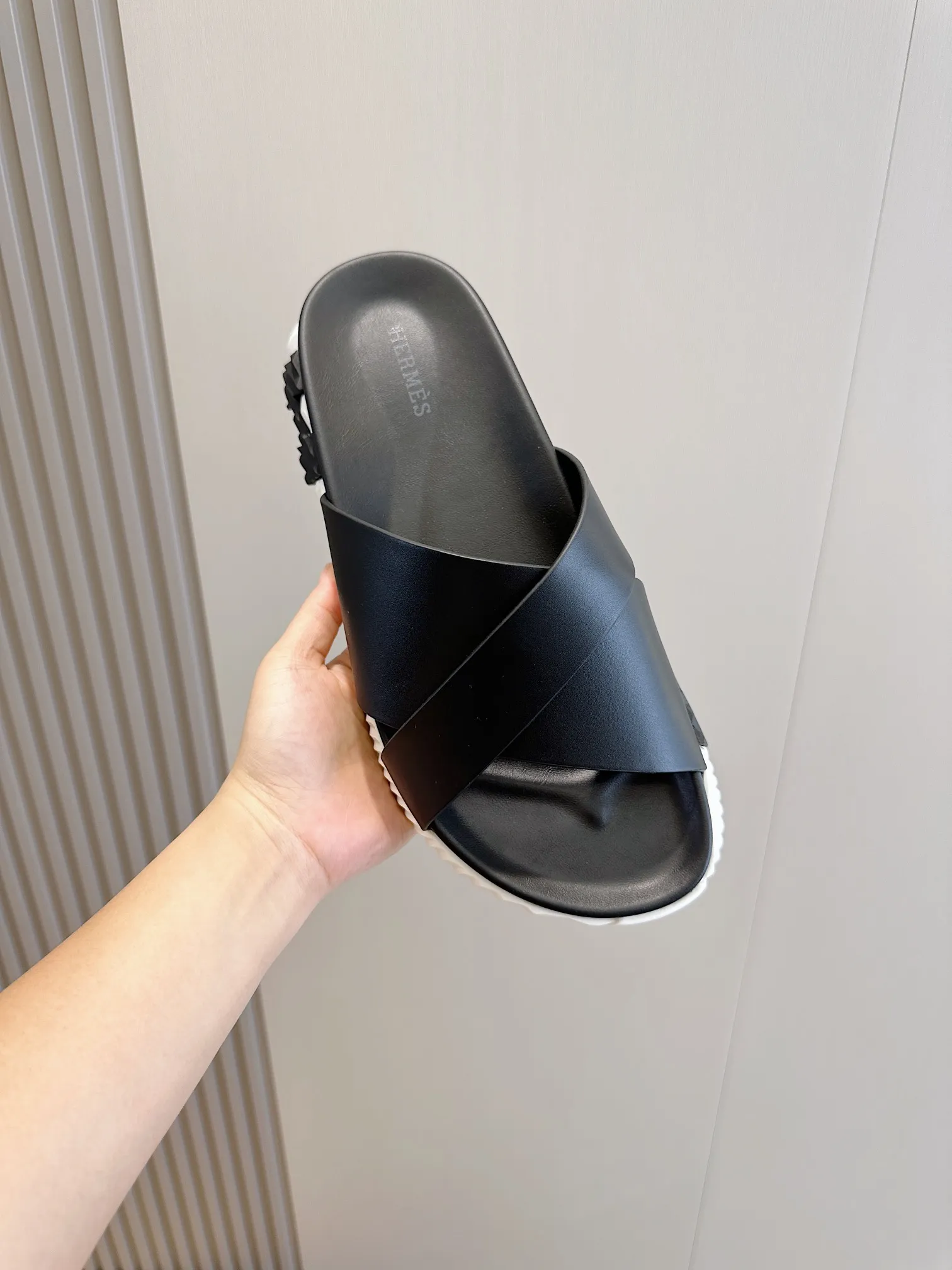 [HERMÈS] Top men's shoes 💰: 340💰 Size: 39-44 (38.45 46 custom-made) Herme*H Home Hermès Men's Sandals and Slippers - Original Replica Purchase the original version and make it one to one, the outsole is privately modeled, and the outsole color corresponding to each color is the same as the original version. Come to those who know the stuff 💪 The ultra-light soles are designed in contrasting colors, and they feel so comfortable on your feet! Calfskin, cowhide feet, private mold outsole.